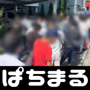 negara sepak bola Iwata yang sedang mencondongkan tubuh ke depan diserang oleh FC Tokyo dari belakang